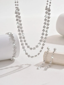 Detailansicht eines silbernen Brautschmuck-Sets mit funkelnden Strasssteinen und Kristallen