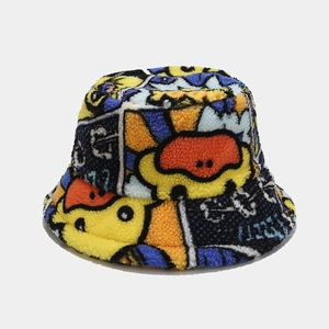 Vue détaillée du chapeau bob en polaire sherpa douce avec motifs graffiti de dessins animés