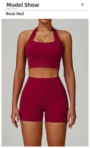 Détail d'un ensemble de sport rose rouge avec brassière licou et short taille haute