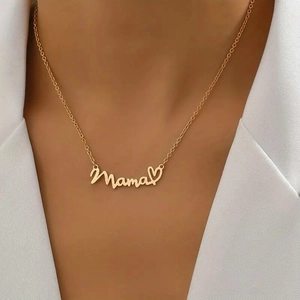 Dettaglio della collana Mama in oro con cuore indossata su un collo femminile