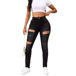 Jean skinny noir déchiré pour femme avec détails vieillis aux genoux et coupe slim