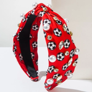 Détail du serre-tête rouge à motif football orné de perles et de strass brillants