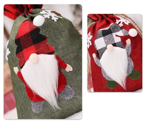 Details von Weihnachtsbeuteln aus Sackleinen mit Zwergenstickerei und Schneeflocken