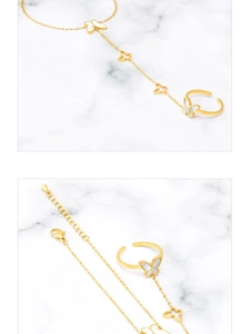 Détail du bracelet-bague papillon doré avec incrustation de nacre blanche sur marbre