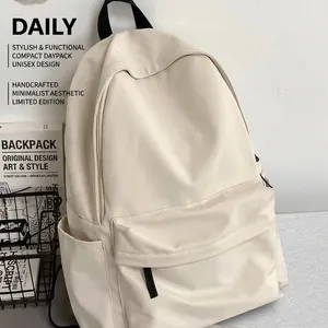 Dettaglio dello zaino minimalista bianco crema con cerniere nere a contrasto e grande capacità