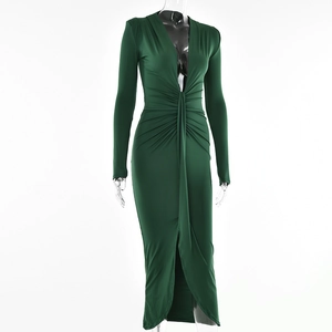 Détail de robe vert foncé montrant le col en V, les plis de taille et la fente latérale
