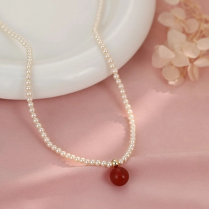 Collier de perles vintage français avec une perle dorée et un pendentif sphérique rouge