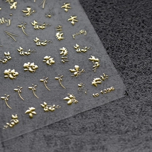 Detail von 5D Gold geprägten Nagelaufklebern mit Blumenmustern und Pretty Text für Maniküre
