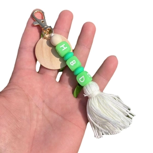 Porte-clés perles silicone vert lumineux avec lettres HBD, disque bois et pompon blanc