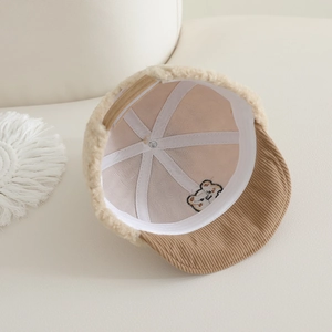 Détail du bonnet d'hiver pour bébé avec texture laine d'agneau et visière en velours