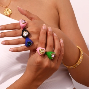 Colorful heart-shaped faceted resin rings with sparkling crystals in a 18K gold finish