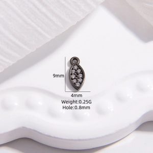 Makroaufnahme des 9x4mm grauen Zirkon-Anhängers mit Maßen und Gewichtsangaben