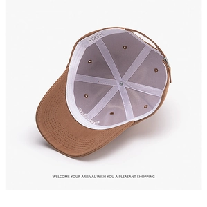 Vue détaillée de l'intérieur de la casquette avec bandeau et étiquette 100% coton
