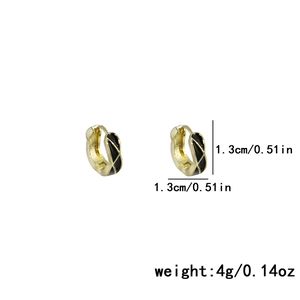Détail de boucles d'oreilles cœur géométriques de 1,3 cm et texture or noir
