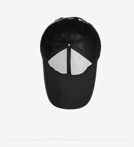 Vue détaillée de l'intérieur d'une casquette noire avec coutures et bande de confort