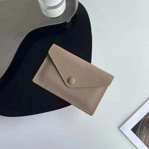 Portefeuille enveloppe en cuir grainé taupe avec fermeture à bouton-pression
