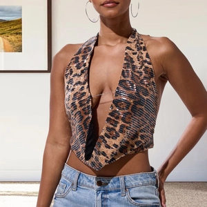 Détail d'un haut licou à paillettes léopard avec design dos nu sur mannequin
