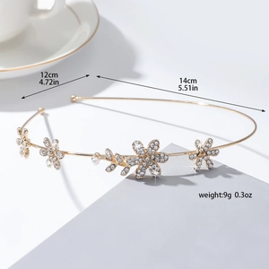 Serre-tête doré avec fleurs en strass et perles sur un support géométrique