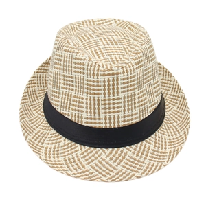 Chapeau Trilby classique à carreaux beige avec ruban noir large sur fond blanc pur