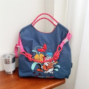 Sac fourre-tout bleu foncé en nylon avec broderie chat et bandoulière rose réglable
