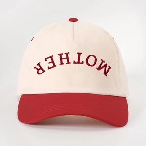 Berretto da baseball vintage bicolore avorio e rosso con ricamo MOTHER rovesciato