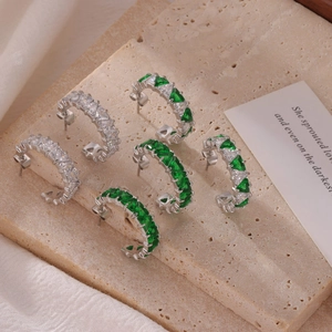 Boucles d'oreilles élégantes en forme de C avec zircons vert émeraude et transparents