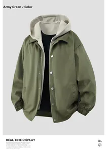 Détail de la veste à capuche vert armée avec fermeture éclair métallique et boutons