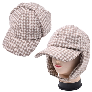Dettaglio del cappello invernale pied-de-poule con paraorecchie su testa di manichino