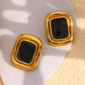Détail de boucles d'oreilles carrées plaquées or 18 carats avec émail agate noire