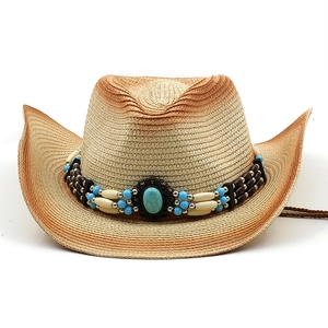 Dettaglio cappello cowboy in paglia con perline etniche e inserto in pietra turchese