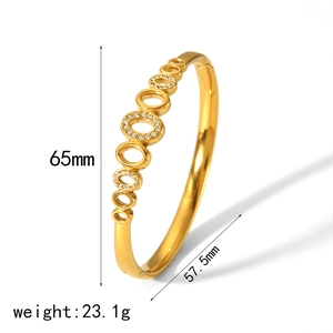 Vue détaillée du bracelet en acier inoxydable doré 18 carats avec oxydes de zirconium