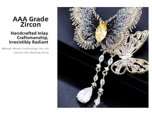 Détail macro d'une broche papillon en zircon avec chaîne à pompons et cristaux élégants