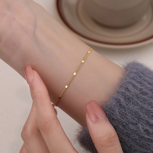 Minimalist S925 sterling silver gold-plated bracelet with round sequins on woman wrist