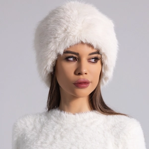 Nahaufnahme der weichen weißen Kunstpelz-Textur des warmen Winter-Bucket-Hutes für Damen
