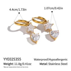 Détail de boucles d'oreilles créoles en acier doré 18K avec breloques zircon