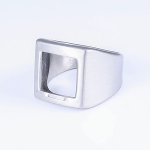 Bague géométrique ajourée en acier inoxydable argenté brossé au style minimaliste