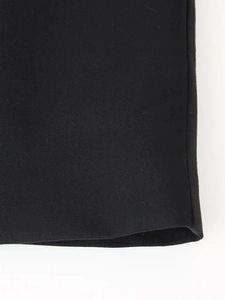 Dettaglio della trama in tessuto twill nero e cucitura dell'orlo dell'abito