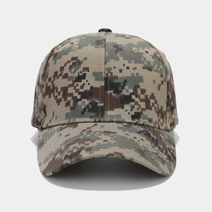 Detail der Digital-Camo-Baseballkappe mit verstärktem Schirm und taktischen Nähten