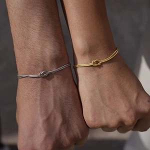 Bracelets de couple avec nœud en acier inoxydable en or et argent portés