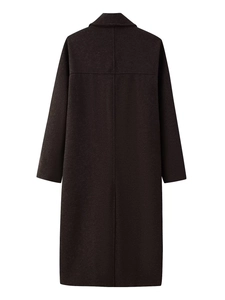Vue arrière d'un long manteau en laine mélangée à double boutonnage en gris anthracite