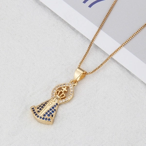 Collier plaqué or 18k avec pendentif Vierge Marie orné de zircons bleus et blancs