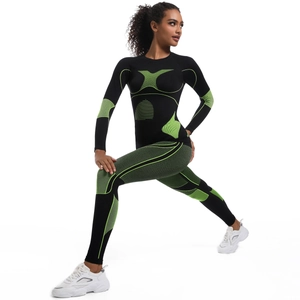 Détail de l'ensemble de yoga sans couture noir et vert fluo à haute élasticité en étirement