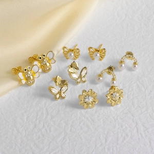 Collection de boucles d'oreilles perles dorées 18 carats avec motifs abeille, papillon et tournesol