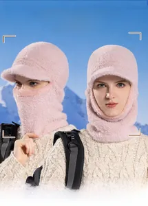 Gros plan d'un ensemble bonnet et écharpe intégrés en fausse fourrure rose d'hiver