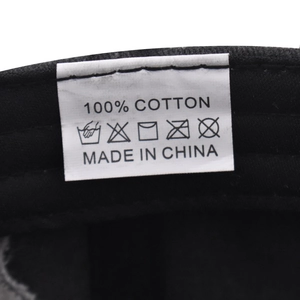 Détail de l'étiquette de lavage 100% coton sur casquette vintage avec instructions