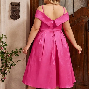 Vue arrière d'une robe longue fuchsia grande taille avec dos en V et tissu satiné plissé