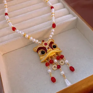 Collier de perles lion chinois avec pièces d'or et perles rouges de style vintage