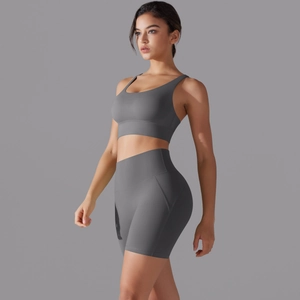 Dettaglio del set reggiseno sportivo e pantaloncini senza cuciture per yoga e fitness