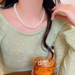 Elegant vintage pearl necklace for women featuring round white pearls on a clavicle chain
