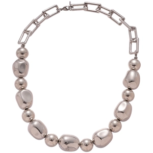 Collier minimaliste argenté avec perles irrégulières et maillons texturés au style industriel